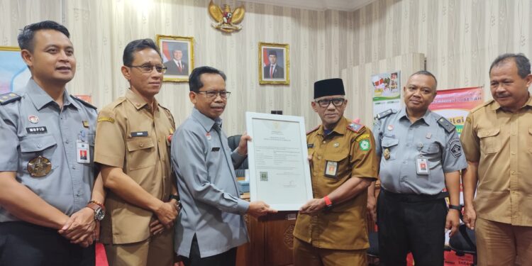 Foto:IST/MATA KALTENG - Penyerahan sertifikat kekayaan intelektual budaya Silat Kuntau Bangkui dari Kemenhum Kalteng ke Pemda Kotim, 5 Agustus 2025.