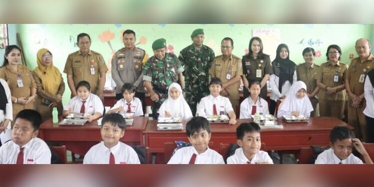 FOTO: MATAKALTENG - Pj Sekda Katingan bersama jajaran saat
meninjau langsung pelaksanaan program di beberapa sekolah.