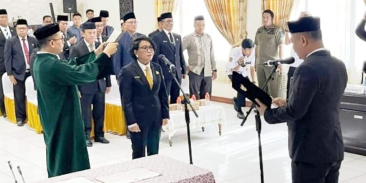 FOTO: MATAKALTENG - Bupati Barsel H Eddy Raya Samsuri, saat melantik Ita Minarni sebagai Pj Sekda.