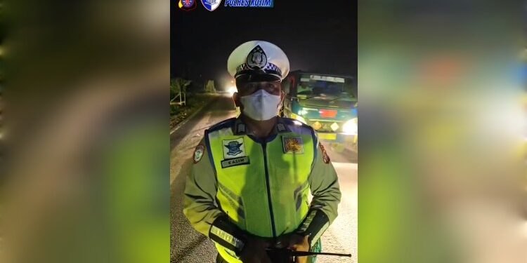 FOTO: IST/MATAKALTENT- Anggota Satlantas Polres Kotim saat berada di lokasi Jembatan Sei Lenggana untuk mengatur lalu lintas pada Rabu, 6 Agustus 2025 malam.