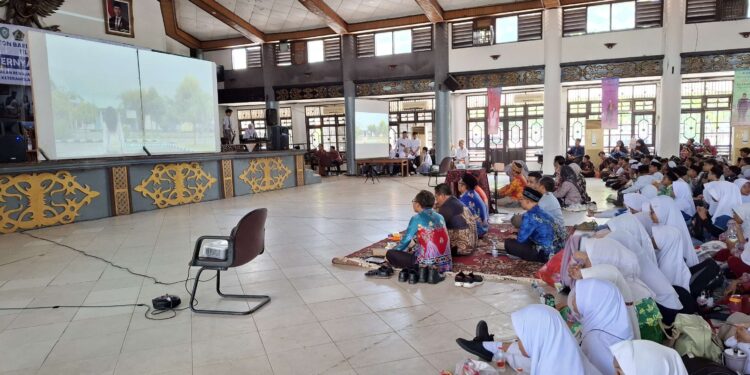 Foto:DIAN/MATA KALTENG - Acara nonton bareng pelajar film ternyata aku korban di Gedung Serbaguna Sampit 7 Agustus 2025.