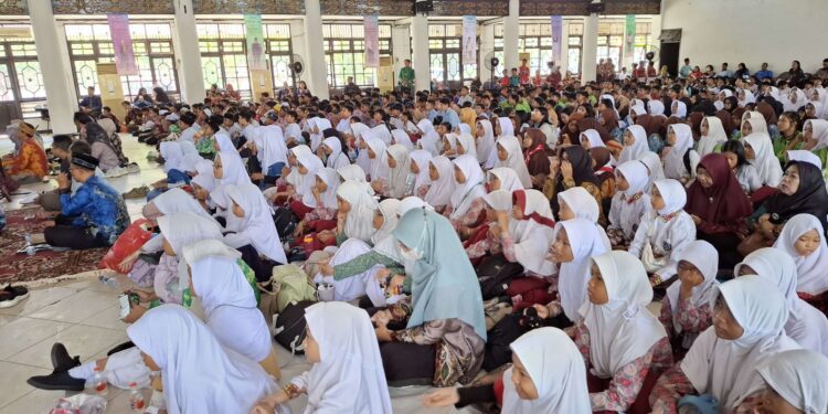 Foto:DIAN/MATA KALTENG - Acara nonton bareng pelajar film ternyata aku korban di Gedung Serbaguna Sampit 7 Agustus 2025.