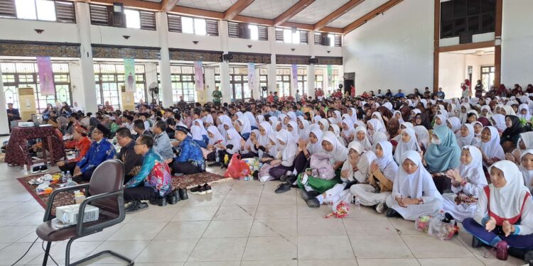 Foto:DIAN/MATA KALTENG - Acara nonton bareng pelajar film ternyata aku korban di Gedung Serbaguna Sampit 7 Agustus 2025.