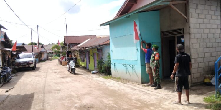 FOTO : MATAKALTENG - TNI saat mengimbau masyarakat untuk memasangkan bendera merah putih di masing-masing lingkungan rumah.