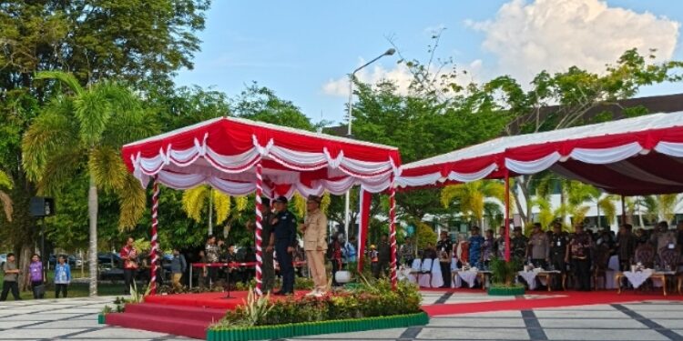 FOTO: NRA/MATAKALTENG - Menteri Lingkungan Hidup dan Kehutanan RI, Hanif Faisal Nurrofiq, bertindak sebagai inspektur Apel Siaga Penanggulangan Kebakaran Hutan dan Lahan (Karhutla) Tahun 2025 di halaman Kantor Gubernur Kalteng, Kamis 8 Agustus 2025.