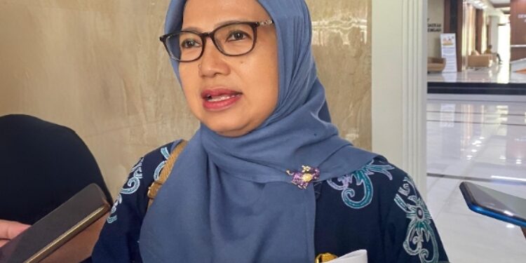 FOTO: NRA/MATAKALTENG - Asisten Administrasi Umum Setda Provinsi Kalteng, Sunarti saat diwawancarai awak media.