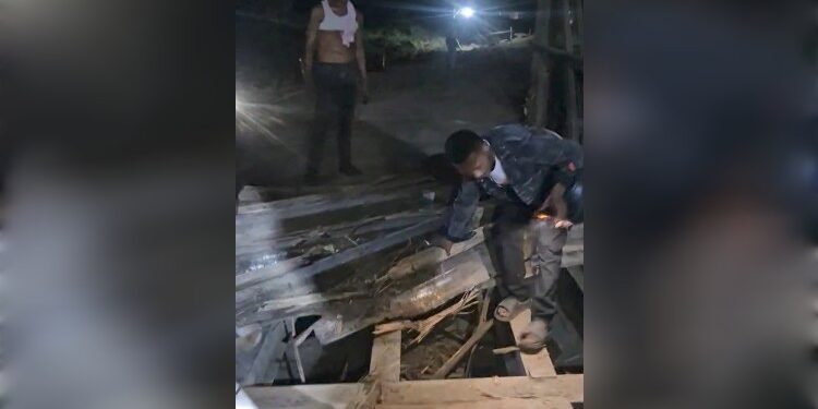 FOTO: IST/MATAKALTENG- Kondisi terkini jembatan alternatif Sei Lenggana yang rusak. Kamis, 7 Agustus 2025 malam.