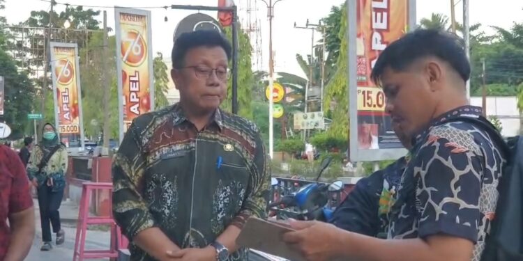 Foto:IST/MATA KALTENG - Plt Kepala Dinas Koperasi, UKM, Perindustrian dan Perdagangan (KUKMPP) Kotim, Johny Tangkere (batik hijau) saat kunjungi pasar rakyat Jalan Ahmad Yani Kota Sampit.