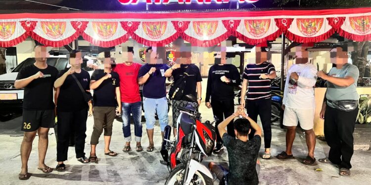 FOTO: MATAKALTENG - Terduga pelaku beserta barang bukti, pada saat berhasil diamankan jajaran Satreskrim Polresta Palangka Raya.