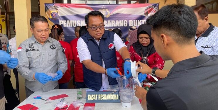 FOTO: AGUS/MATAKALTENG- Pemusnahan Narkotika di Mapolres Kotim pada Jumat, 8 Agustus 2025.