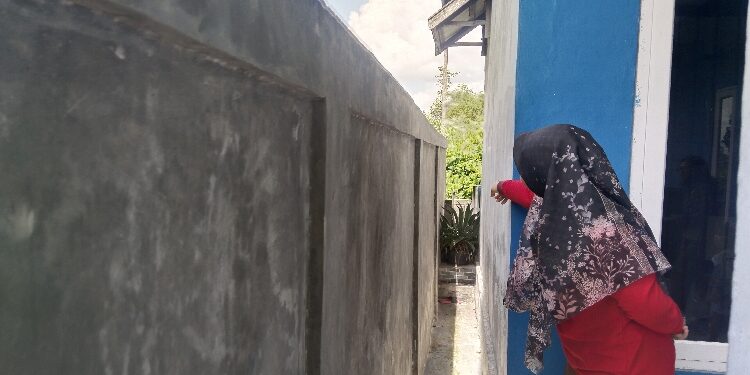FOTO: AGUS/MATAKALTENG - Korban saat menunjukkan pelaku masuk ke rumahnya.