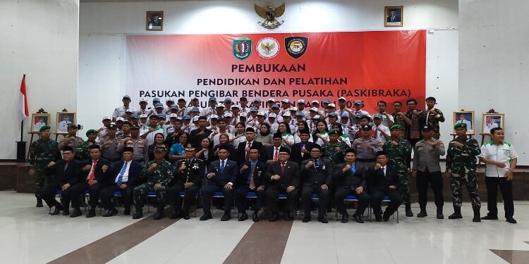 FOTO: IST/MATAKALTENG - Wakil Bupati Firdaus, foto bersama peserta Diklat Paskibraka.