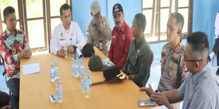 FOTO: IST/MATAKALTENG - Deputi Kemenko Polhukam, Jimmy Romelus Pelupessy, turun langsung ke Desa Hampalit untuk meninjau aktivitas Koperasi Merah Putih.