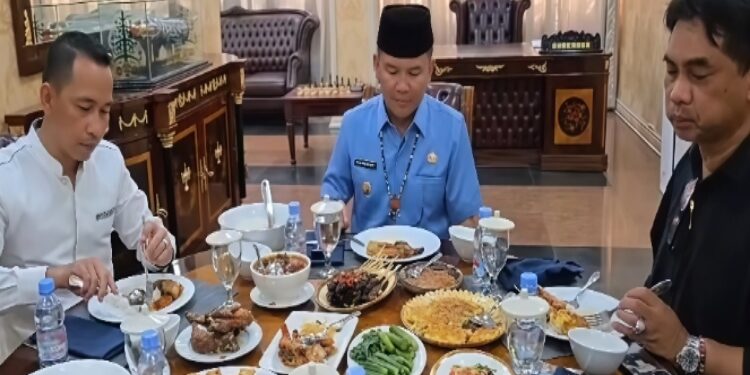 FOTO: IST/MATAKALTENG - Gubernur Kalteng, Agustiar Sabran (tengah), dan pasangan calon Bupati Barut, Shalahuddin (kanan) dan Jimmy Carter (kiri), tampak tengah berbincang santai sambil menikmati santap siang.