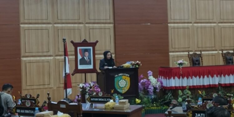 FOTO: NRA/MATAKALTENG - Sekretaris Komisi III DPRD Kota Palangka Raya, Rana Muthia Oktari dari fraksi Nasdem saat membacakan Pemandangan Umum Fraksi Nasdem.