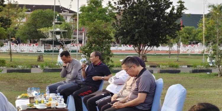 FOTO: IST/MATAKALTENG - Ketua DPRD Kalteng, Arton S. Dohong saat berdiskusi dalam agenda pertemuan antara Pemerintah Provinsi Kalteng dan DPRD Kalteng di halaman Istana Isen Mulang.