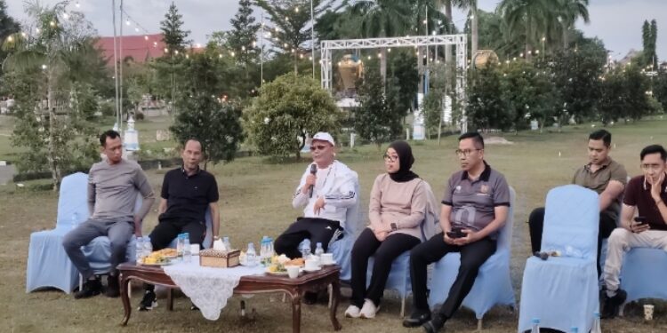 FOTO: IST/MATAKALTENG - Gubernur Kalteng, Agustiar Sabran saat menanggapi pertanyaan dalam agenda pertemuan antara Pemerintah Provinsi Kalteng dan DPRD Kalteng di halaman Istana Isen Mulang.