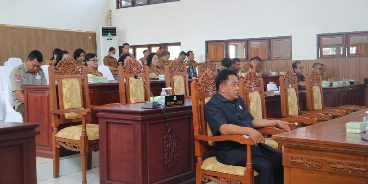 FOTO : DPRD GUMAS/MATA KALTENG - Anggota DPRD Kabupaten Gumas Charles Frengki ketika menghadiri rapat paripurna DPRD setempat, belum lama ini.