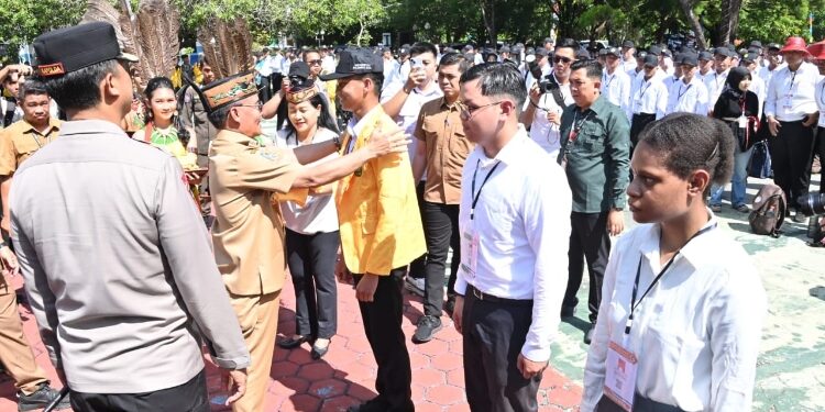 FOTO: IST/MATAKALTENG - Gubernur Kalteng Agustiar Sabran menghadiri Upacara Penyambutan Mahasiswa Baru UPR di Halaman Rektorat UPR.