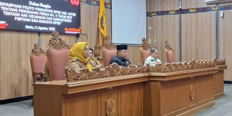 Foto: DIAN/MATA KALTENG - Penyampaian tanggapan pengantar bupati Kotim tentang perubahan Perda Nomor 6 Tahun 2017 tentang hak keuangan dan administratif Pimpinan dan anggota DPRD, 11 Agustus 2025.