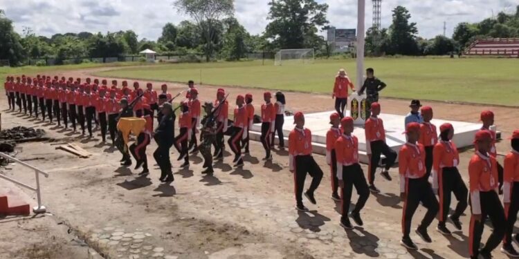 Foto: DIAN/MATA KALTENG - Latihan pengibaran bendera merah putih oleh Paskibraka Kabupaten Kotim, 11 Agustus 2025.