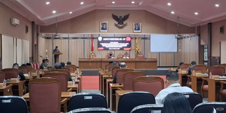 Foto:DIAN/MATA KALTENG - Penyampaian jawaban DPRD Kotim terhadap tanggapan Bupati Kotim tentang perubahan Perda Nomor 6 Tahun 2017 tentang hak keuangan dan administratif Pimpinan dan anggota DPRD, 11 Agustus 2025.