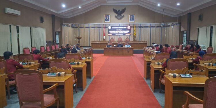 Foto:DIAN/MATA KALTENG - Penyampaian Rancangan peraturan daerah inisiatif dari mahasiswa STIH Habaring Hurung ke DPRD Kotim, 11 Agustus 2025.