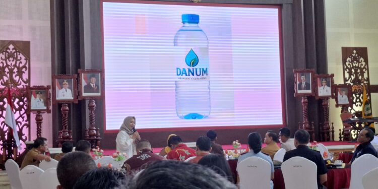 Foto: DIAN/MATA KALTENG - Penyampaian rencana pembuatan air minum dalam kemasan oleh PT Hapakat Betang Mandiri anak perusaan BUMD PT Habaring Hurung Sampit, 12 Agustus 2025.