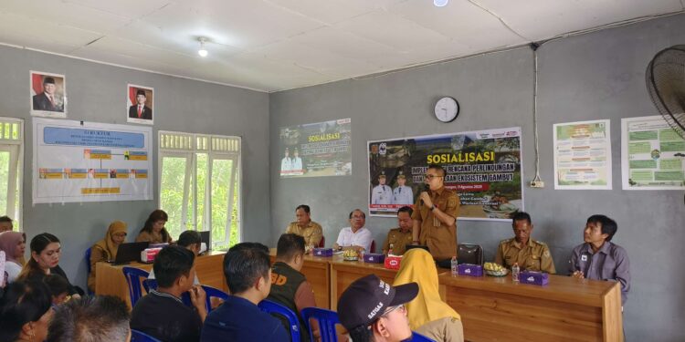FOTO : MATAKALTENG - Kepala DLH Kabupaten Katingan, Yobie Sandra, saat membuka Sosialisasi Tindak Lanjut Implementasi RPPEG, di Balai Dusun Hampangen Desa Luwuk Kanan.