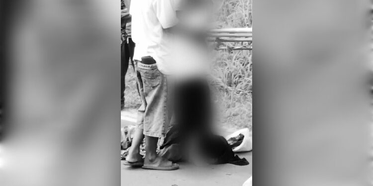 FOTO:  IST/MATAKALTENG - Terlihat Bocah tertancap besi tenda di Jalan HM Arsyad KM 35, Desa Jaya Karet, Kecamatan MHS. 