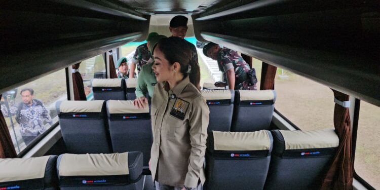 FOTO: MATAKALTENG - Anggota Komisi I DPR RI, Andina Theresia Narang, saat mengecek kondisi bus di Mayonif 631 Antang.