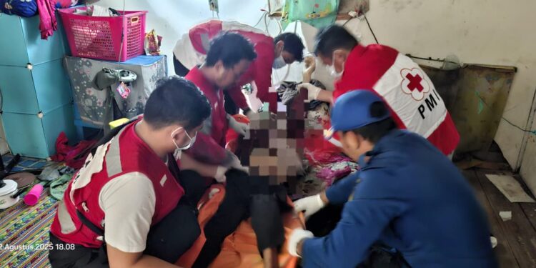FOTO: IST/MATAKALTENG - Petugas PMI bersama petugas Damkar saat mengevakuasi mayat lansia