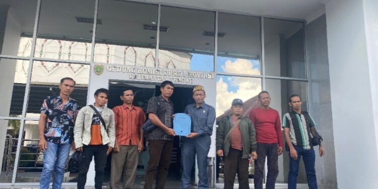 FOTO: NRA/MATAKALTENG - Penyerahan Laporan Pengaduan dari Perwakilan Masyarakat Desa Sungai Ringin, Kabupaten Kapuas, kepada Bambang Irawan, Wakil Ketua Komisi II DPRD Kalteng di DPRD Kalteng, Senin 11 Agustus 2025.