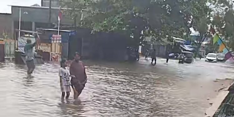 Foto: IST/MATA KALTENG - Kondisi banjir di Jalan DI Panjaitan Sampit, 12 Agustus 2025.