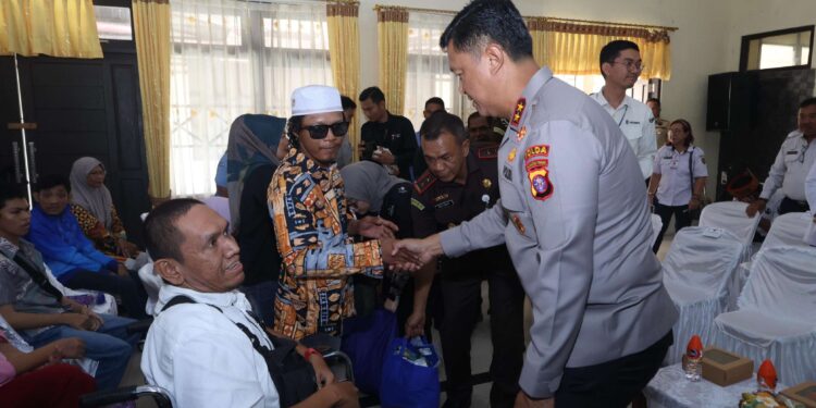 FOTO: MATAKALTENG - Kapolda Kalteng, Irjen Pol Iwan Kurniawan, pada saat berdialog bersama warga.