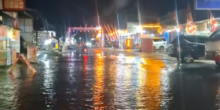 Foto:IST/MATA KALTENG - Banjir di Jalan Hasan Mansur, Kota Sampit.