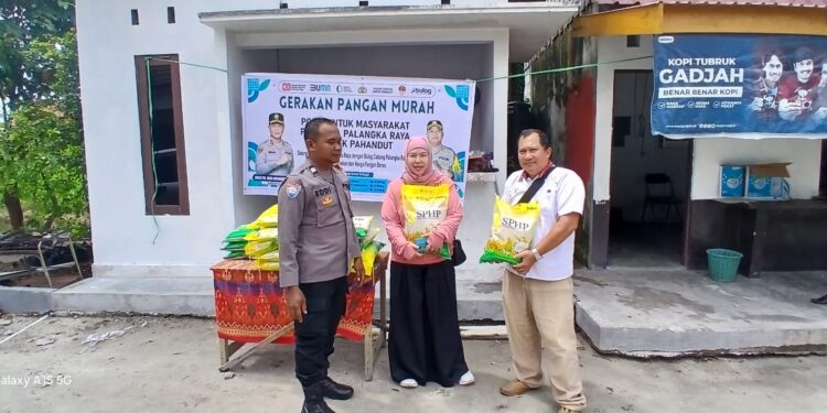 FOTO: MATAKALTENG - Warga Kelurahan Panarung antusias membeli beras murah yang digelar oleh Polda Kalteng melalui GPM.