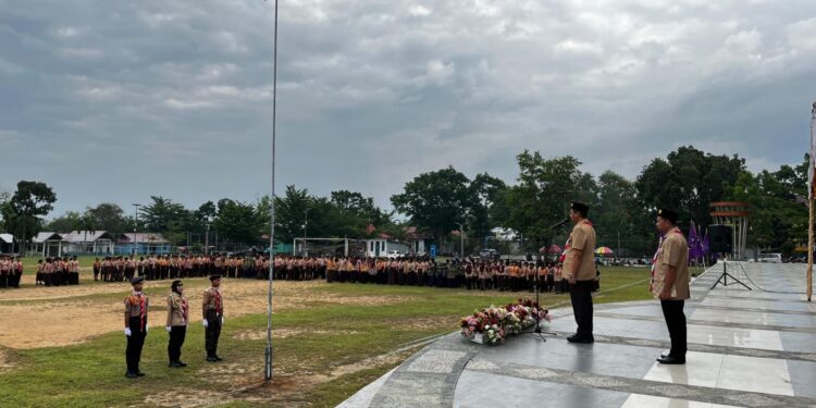 Foto : MATAKALTENG - Kegiatan Upacara Peringati Hari Pramuka ke-64 di alun-alun masjid agung Ad-durrun Nafis.