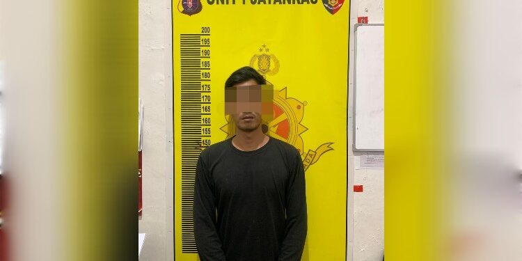 FOTO: IST/MATAKALTENG- Pelaku saat diamankan dan akan menjalani proses lebih lanjut terkait kasus penggelapan.