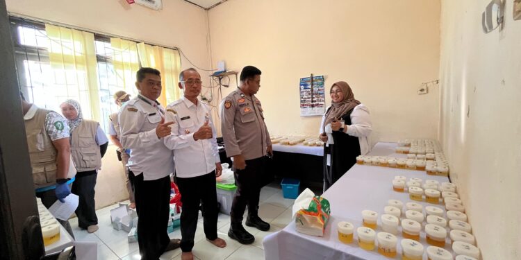 Foto:IST/MATA KALTENG - Tes urin ASN di Telaga Antang.