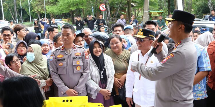 FOTO: MATAKALTENG - Kapolda Kalteng, Irjen Pol Iwan Kurniawan, saat membuka secara resmi Gerakan Pangan Murah.
