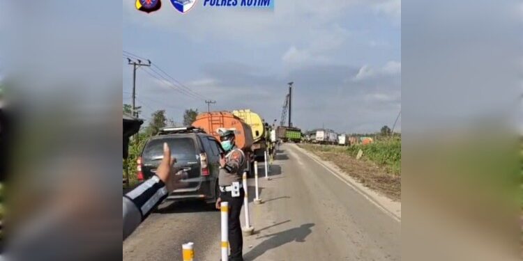 FOTO: IST/MATAKALTENG - Anggota Satlantas Polres Kotim saat mengatur lalu lintas di Jembatan Alternatif Sei Lenggana, Jalan Jendral Sudirman KM 21, Kabupaten Kotim.