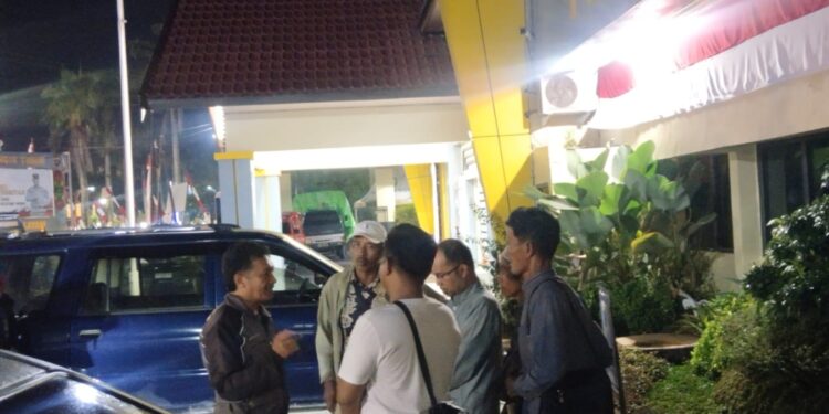 FOTO: AGUS/MATAKALTENG- Para Korban bersama terduga Pelaku penipuan perjalanan ibadah umroh saat berada di Polres Kotim pada Kamis 14 Agustus 2025 malam