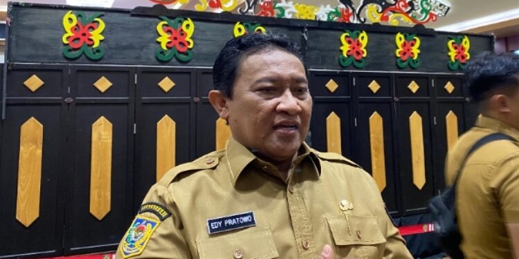 FOTO: NRA/MATAKALTENG - wakil Gubernur Kalteng Edy Pratowo, saat diwawancarai wartawan usai rakor percepatan Penurunan Stunting dan Bangga Kencana, Selasa 12 Agustus 2025.