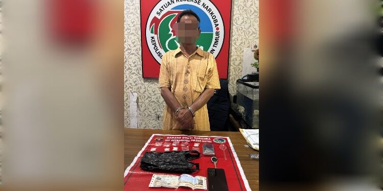 FOTO: IST/MATAKALTENG- Terduga Pelaku pemilik Narkotika jenis sabu saat diamankan di Mapolres Kotim.