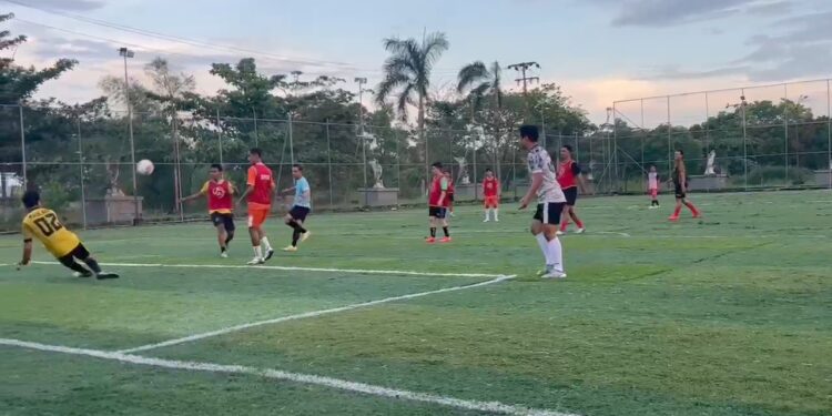 FOTO: AGUS/MATAKALTENG- Anggota Polres Kotim saat melakukan latihan Mini soccer untuk meningkatkan tali persaudaraan dan menjaga fisik.