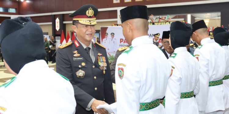 FOTO: MATAKALTENG - Kapolda Kalteng, Irjen Pol Iwan Kurniawan, pada saat memberikan selamat kepada pasukan Paskibraka yang baru dilantik.