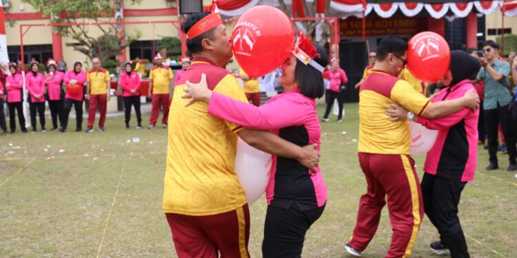FOTO: MATAKALTENG - Kapolda Kalteng, Irjen Pol Iwan Kurniawan bersama Ketua Bhayangkari, Ny. Drg. Irene Dewayani Iwan Kurniawan, saat mengikuti lomba berjalan sembari menjepit balon, di Halaman Barigas Mapolda Kalteng.