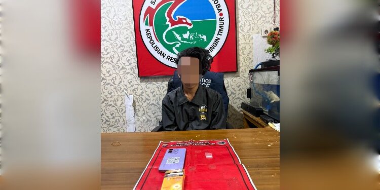 FOTO: IST/MATAKALTENG- Terduga pelaku tindak pidana narkotika saat diamankan oleh Satresnarkoba Polres Kotim beberapa waktu lalu.