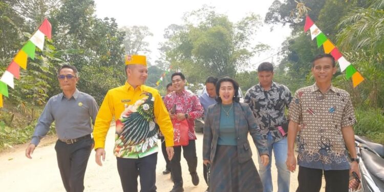 FOTO : DPRD GUMAS/MATA KALTENG - Anggota DPRD Kabupaten Gumas Rayaniatie Djangkan (dua dari kanan) ketika jalan bersama dengan Bupati Gumas Jaya Samaya Monong dalam suatu kegiatan, belum lama ini.